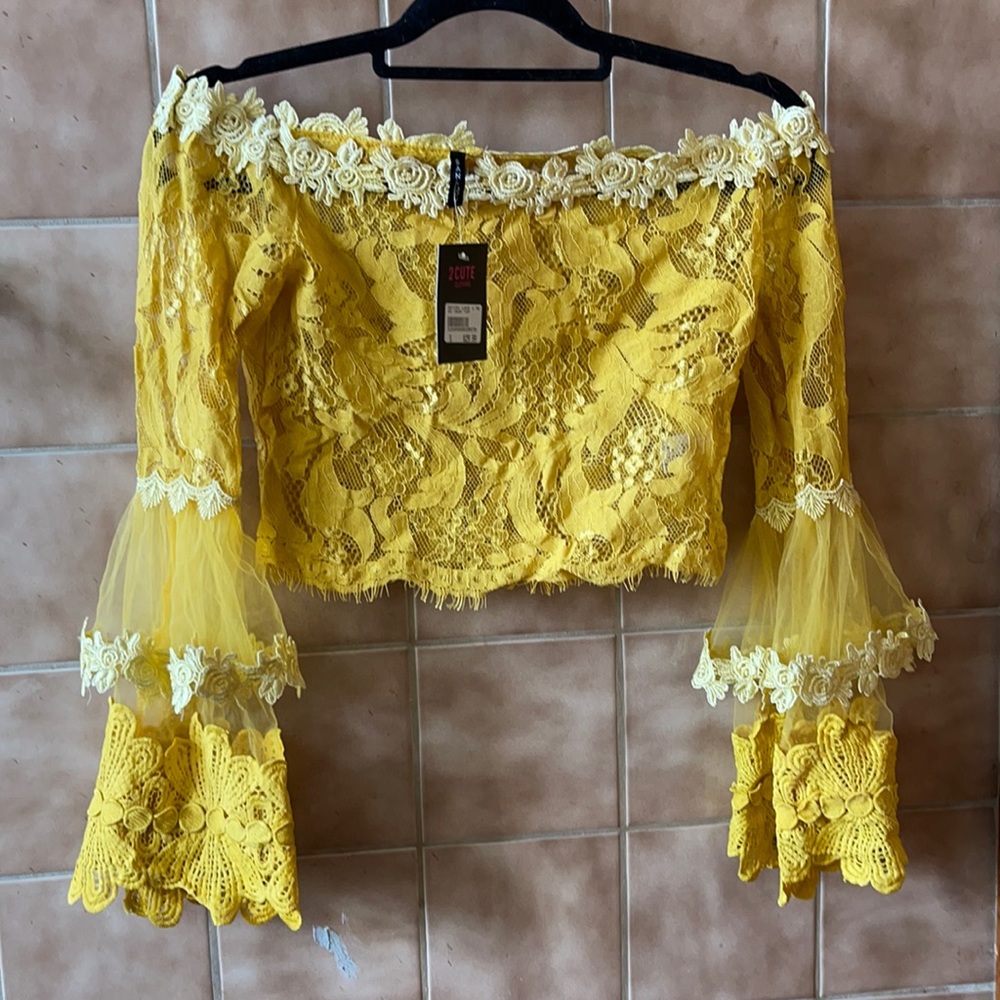 Lace & me crop top